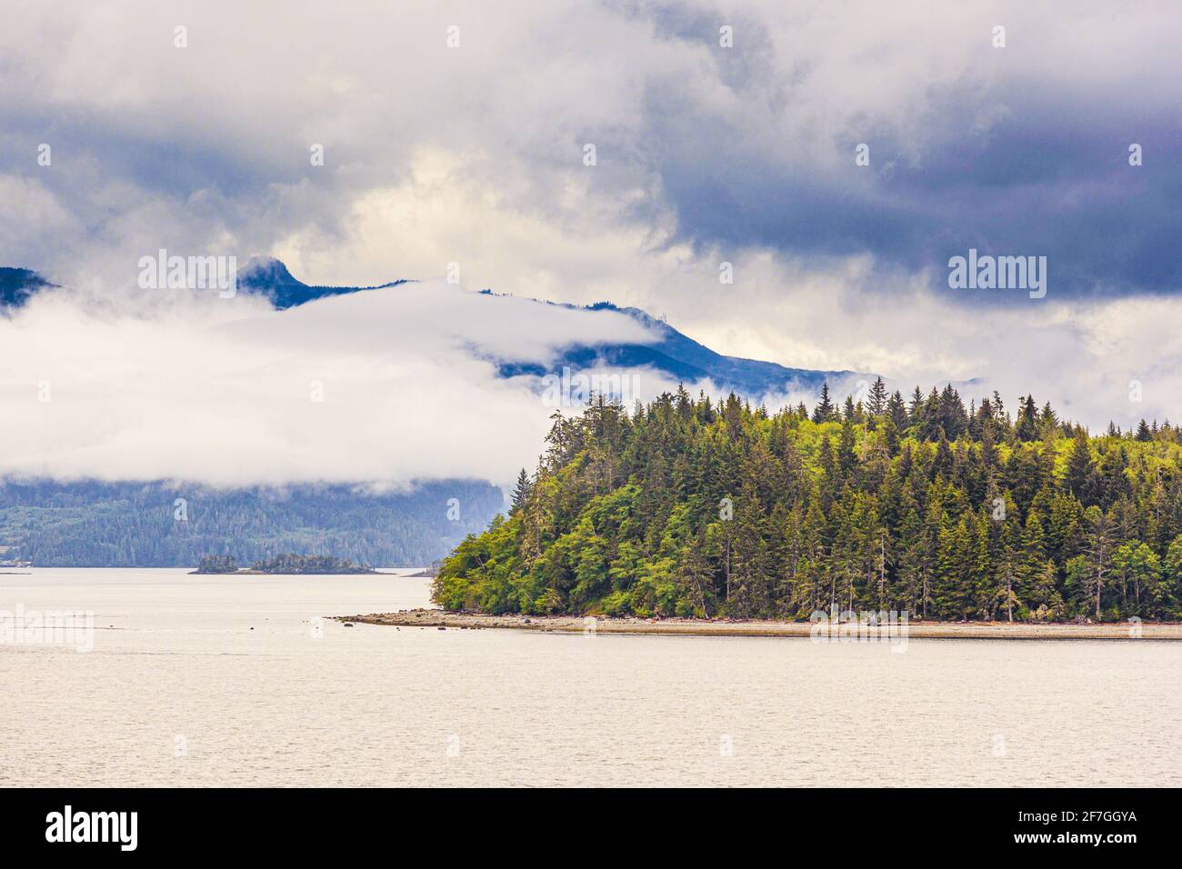 Die Inside Passage in der Alert Bay an der Nordspitze von Vancouver Island, British Columbia, Kanada - von einem Schiff, das die Inside Passage segelt. Stockfoto