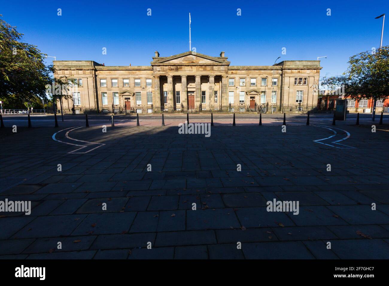 Glasgow Sheriff Court an einem Sommermorgen Stockfoto