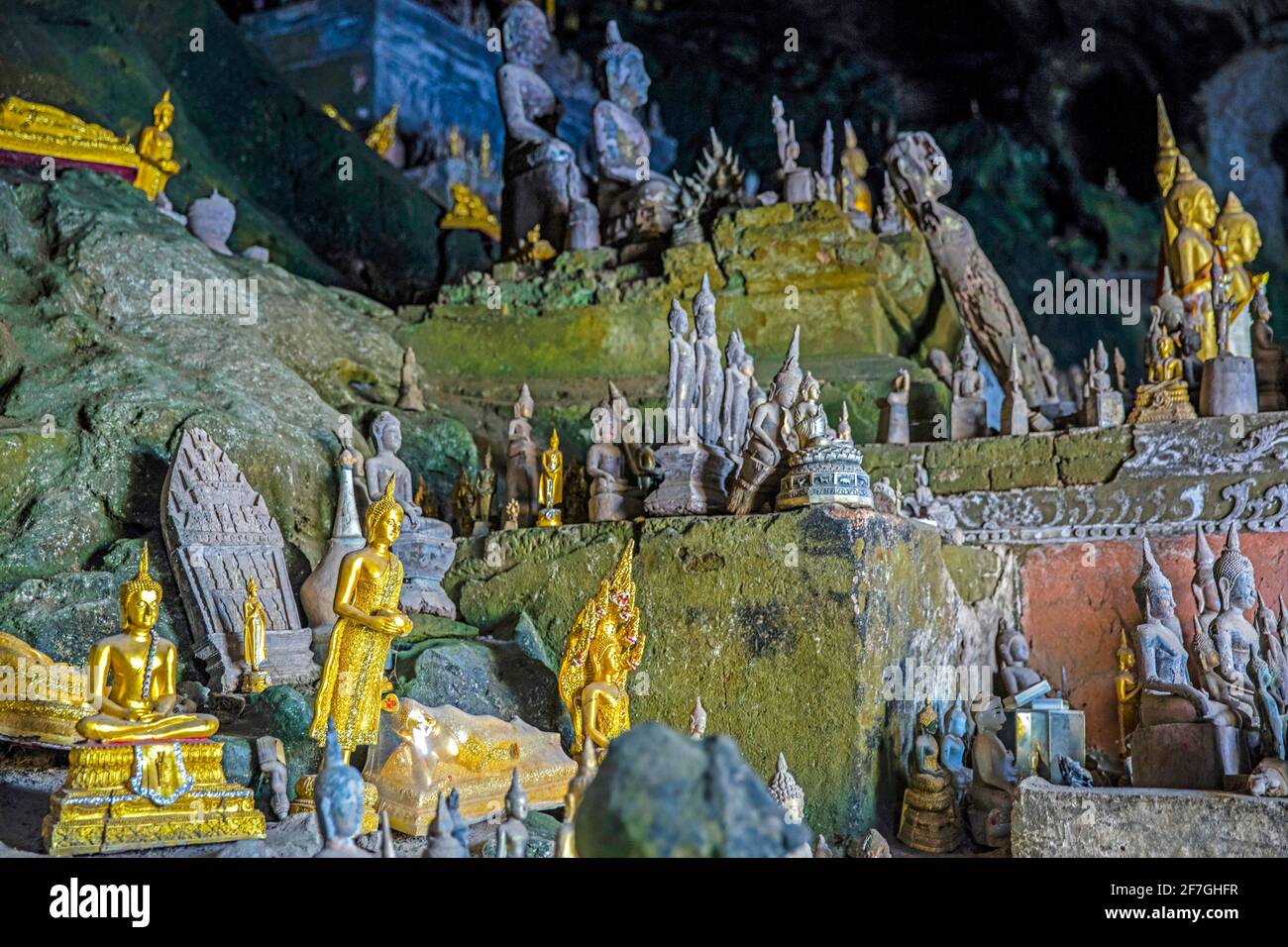 Buddha-Statuen in der unteren Höhle / Tham Ting bei den Pak Ou Höhlen entlang des Mekong Flusses in der Nähe von Luang Phabang / Luang Prabang, Laos Stockfoto