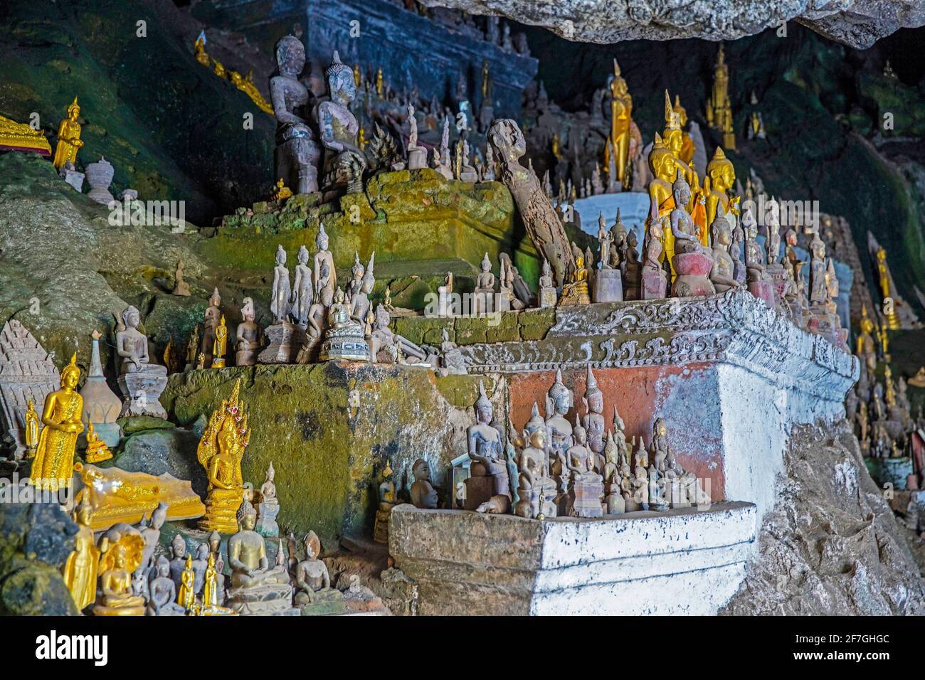 Buddha-Statuen in der unteren Höhle / Tham Ting bei den Pak Ou Höhlen entlang des Mekong Flusses in der Nähe von Luang Phabang / Luang Prabang, Laos Stockfoto