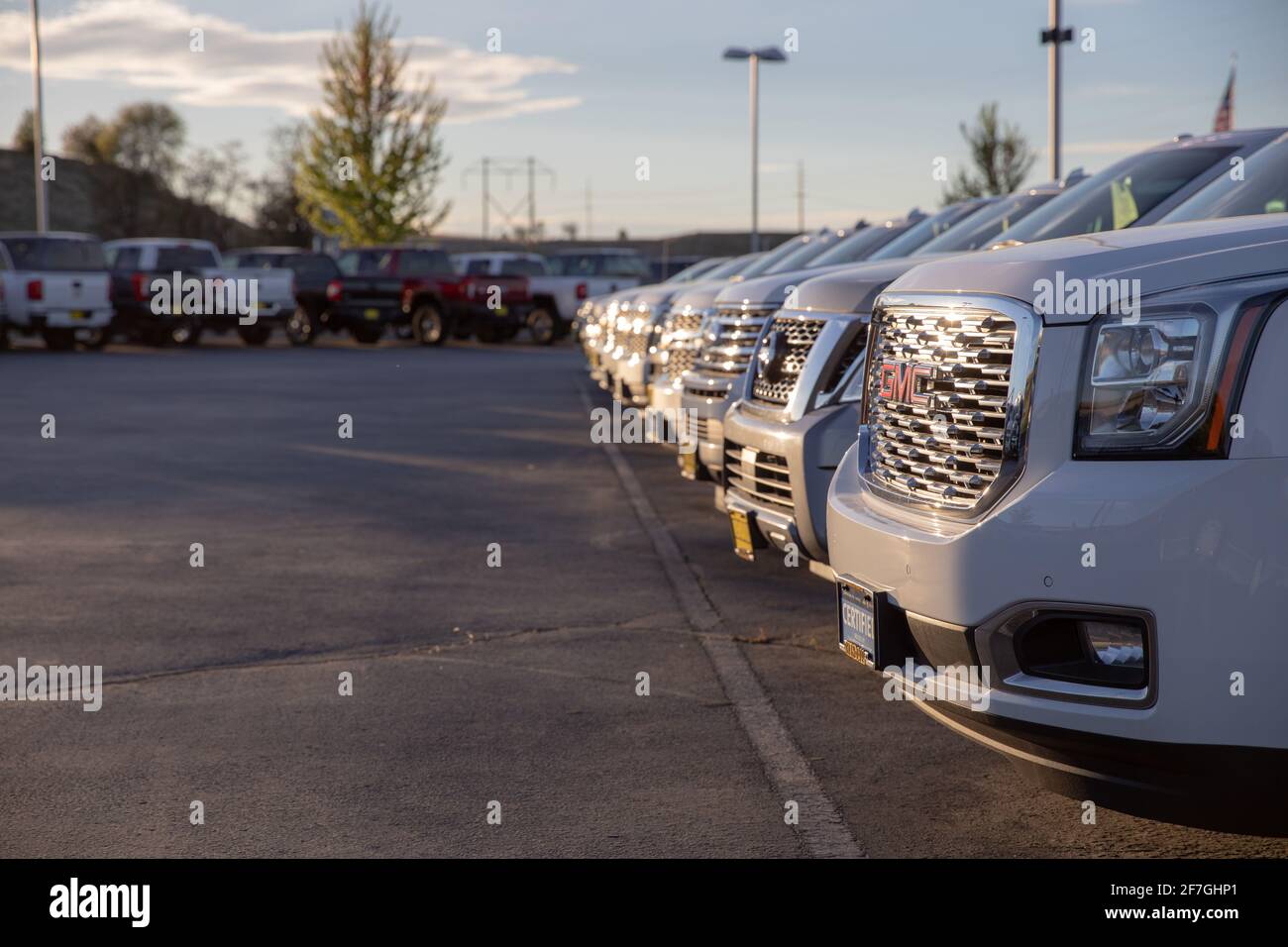 NAMPA, IDAHO - 28. APRIL 2020: Reihe von GMC-Fahrzeugen bereit und wartet auf den Verkauf in einem Nampa Chevrolet Händler Stockfoto
