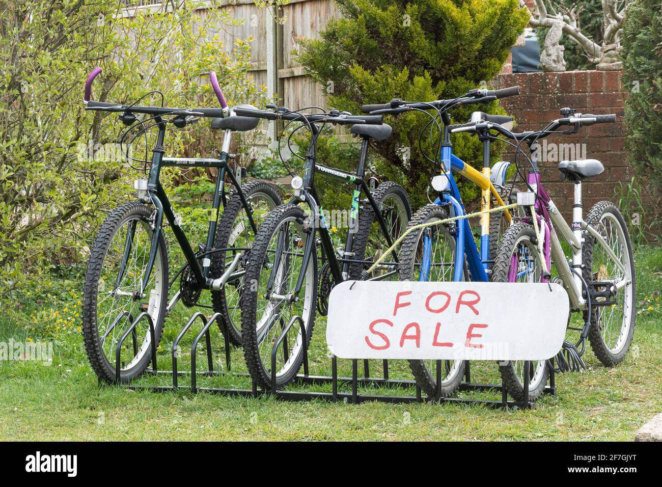 Fahrräder zum Verkauf außerhalb eines Hauses, Großbritannien Stockfoto