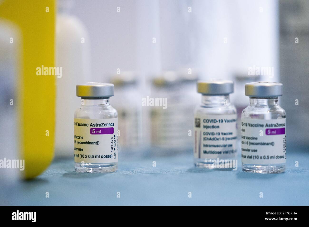 Cornella. April 2021. Das am 7. April 2021 aufgenommene Foto zeigt Impfstoffe von AstraZeneca COVID-19 in Cornella, Spanien. Die Europäische Arzneimittel-Agentur (EMA) bestätigte am Mittwoch, dass das Auftreten von Blutgerinnseln mit niedrigen Blutplättchen stark mit der Verabreichung des Impfstoffes AstraZeneca COVID-19 assoziiert ist, aber immer noch als sehr seltene Nebenwirkungen aufgeführt werden sollte. Quelle: Joan Gosa/Xinhua/Alamy Live News Stockfoto