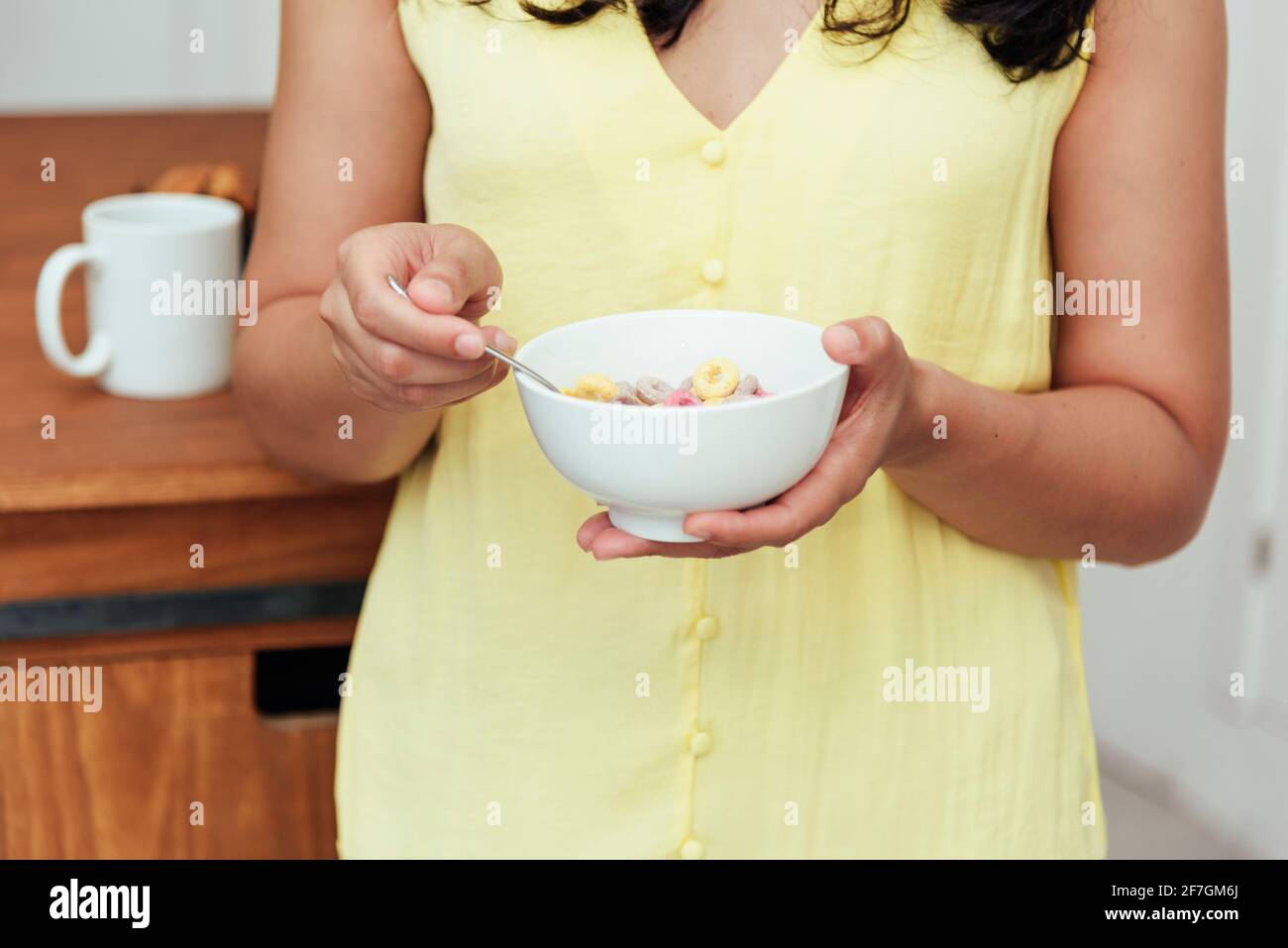 Nahaufnahme einer Frau, die zu Hause frühstückt. Konzept des häuslichen Lebens. Stockfoto