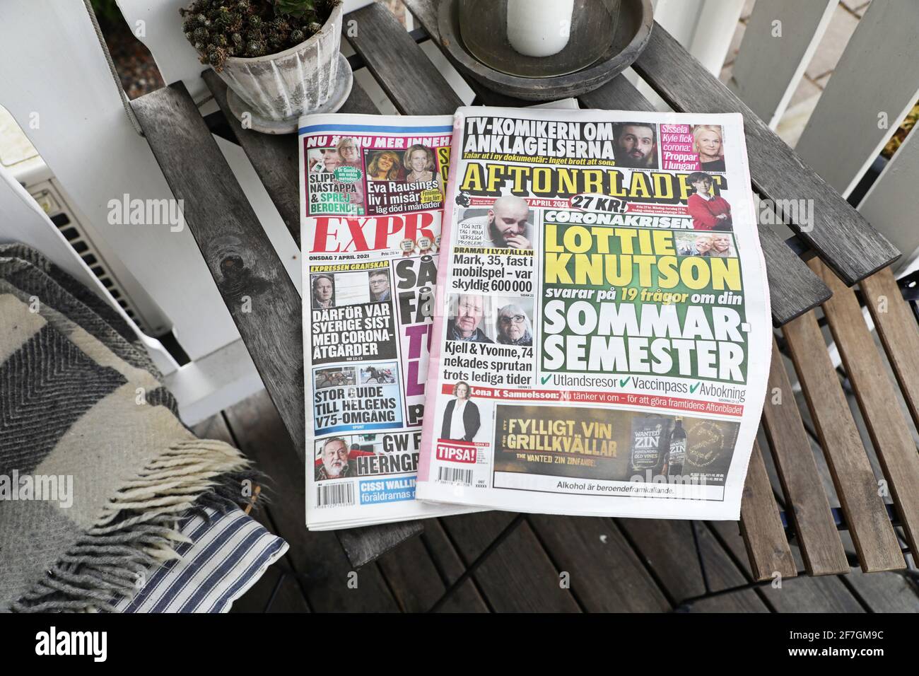 Die Abendzeitungen Aftonbladet und Expressen sind heute Tageszeitungen. Ab dieser Woche haben die Zeitungen um 6 Uhr eine Pressemitteilung für die Zeitung und die Redaktion wechselt zu den Bürozeiten. Nun werden die beiden Abendzeitungen zusammen mit den Tageszeitungen verteilt, schreibt die Zeitung Journalisten. Stockfoto