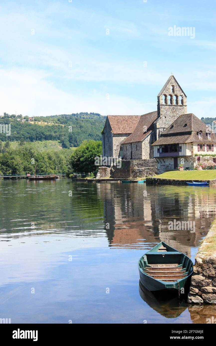 Kapelle der Penitents, Beaulieu sur Dordogne, Correze, Nouvelle-Aquitaine, Frankreich an der Dordogne mit einem traditionellen Boot aus Gabarre über nea Stockfoto