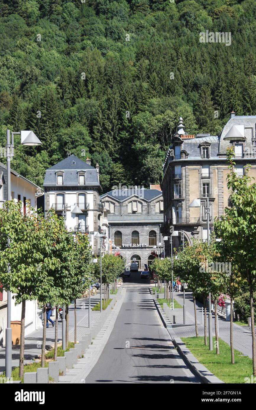 Thermes Spa and Thermal Springs, Le Mont-Dore Skigebiet im Puy-de-Dome, Auvergne-Rhone-Alpes im Massif Central, Frankreich. Blick auf die Straße und Schild Stockfoto