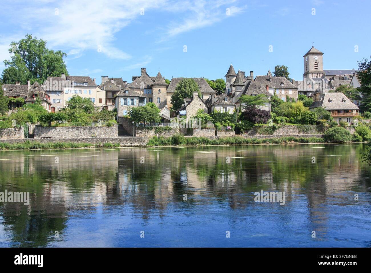 Mittelalterliche Häuser mit Lauze-Steindächern, Argentat-sur-Dordogne, Fluss Dordogne, Correze, Nouvelle-Aquitaine, Frankreich Stockfoto