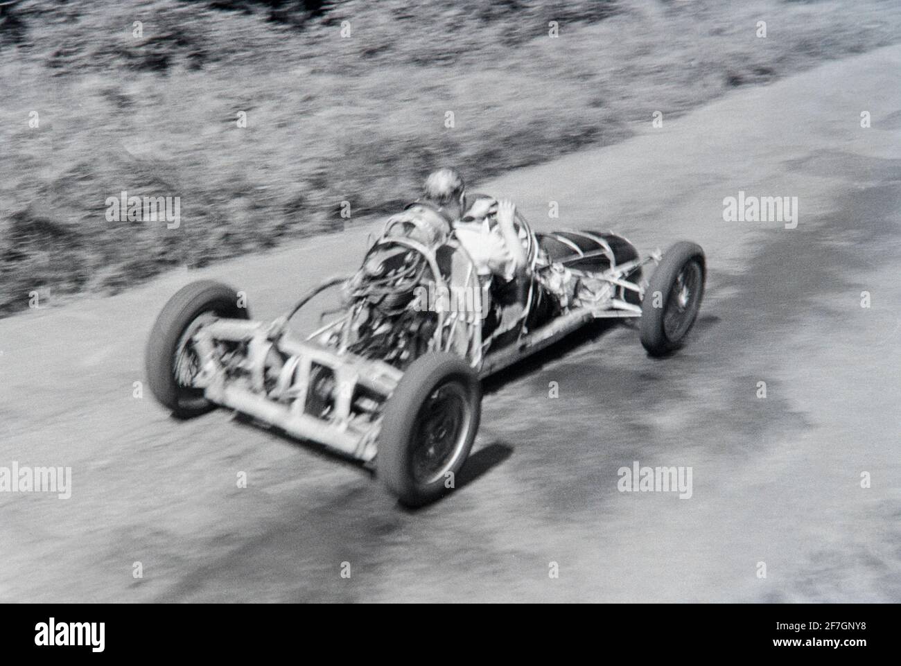 Vintage-Schwarz-Weiß-Foto, aufgenommen am 10. Juni 1950 auf der Rennstrecke Shelsey Walsh Hill Climb in England. Fahrer Rupert Instone fährt einen Djinn-Rennwagen. Stockfoto