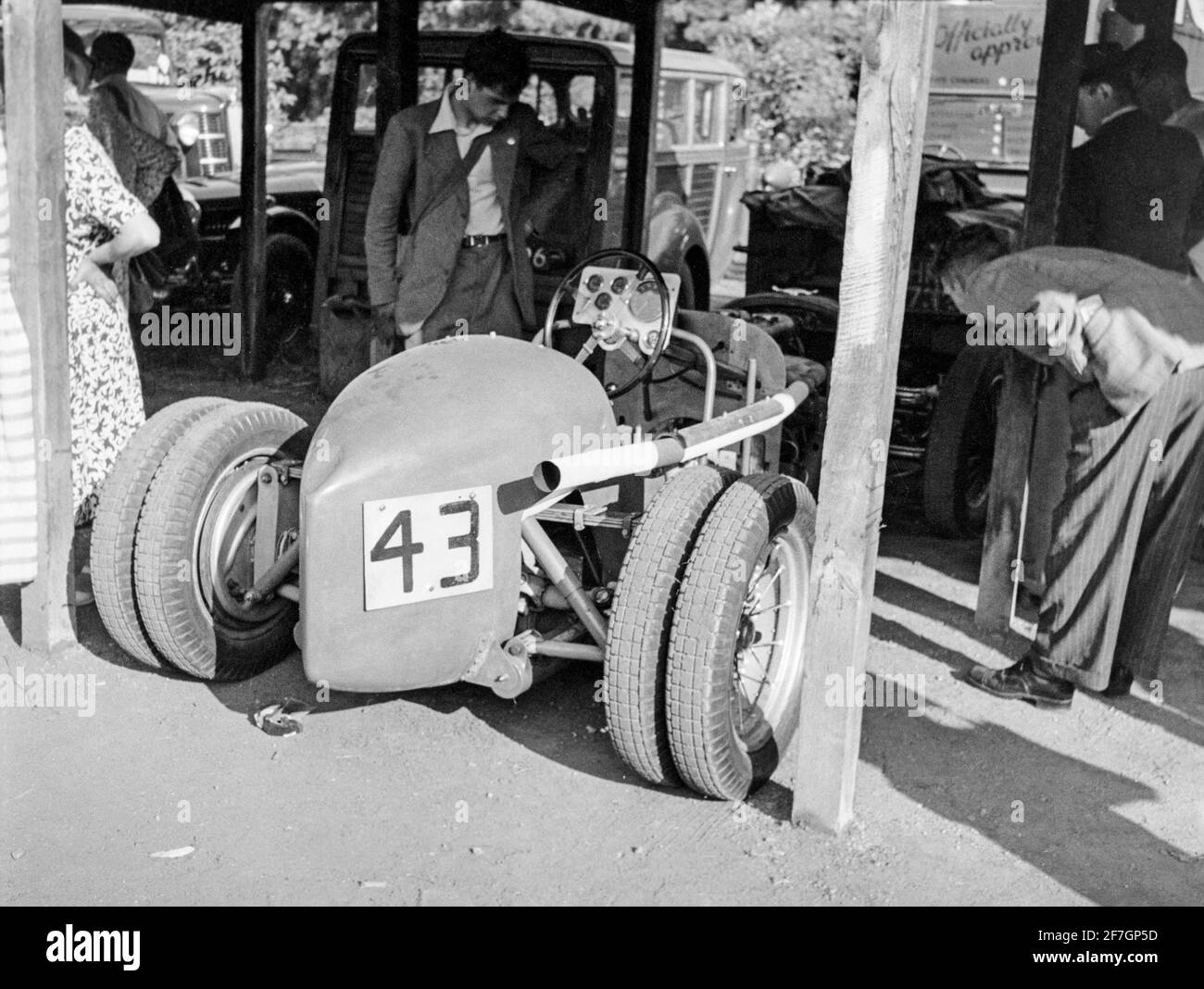 Vintage-Schwarz-Weiß-Fotografie, aufgenommen 1950 auf der Shelsley Walsh Hill Climb Race Track in England. Das Foto zeigt einen Alta SP Racing Car, Nummer 43, der von John Norris gefahren wird und Aufmerksamkeit erregt. Stockfoto