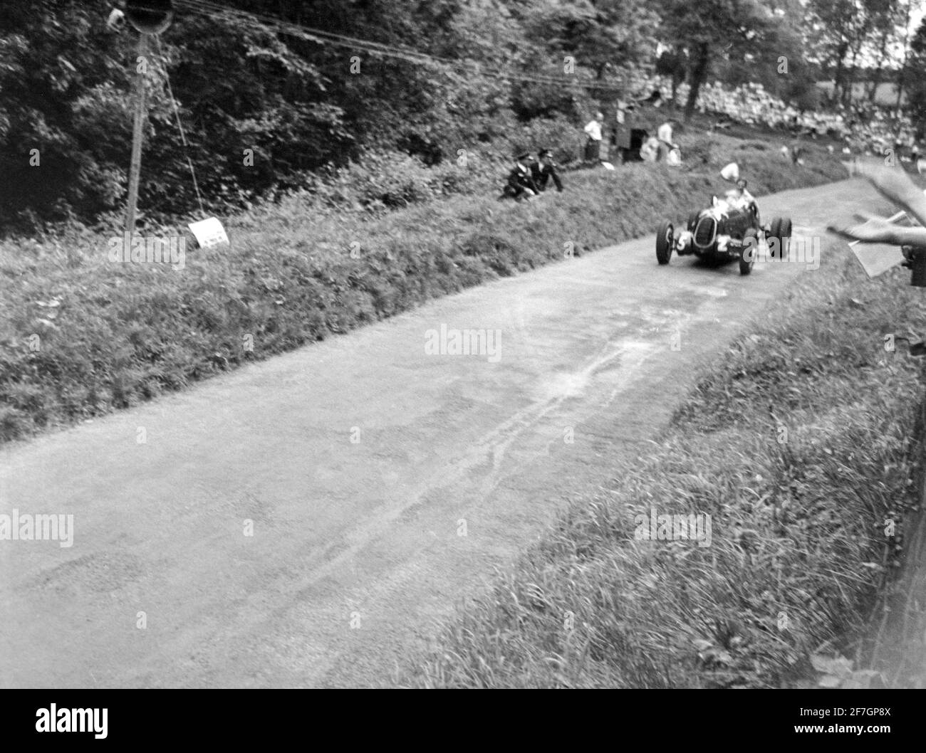 Vintage Schwarz-Weiß-Fotografie, aufgenommen 1950 auf der Rennstrecke Shelsley Walsh Hill Climb in England. Fahrer R. D. Poole fährt einen Alfa 3800(S). Stockfoto
