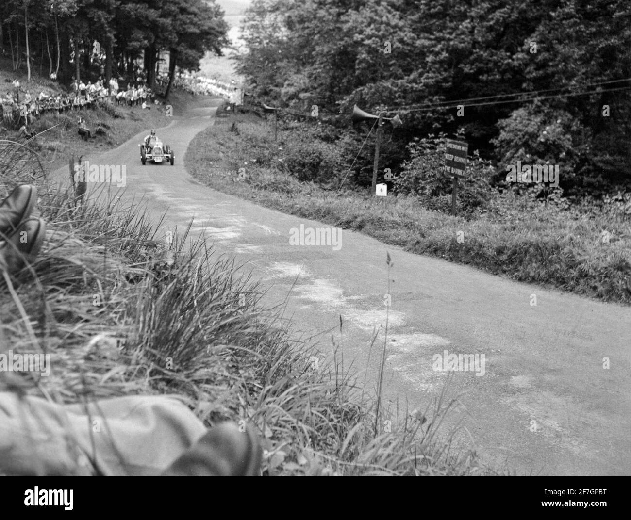 Vintage Schwarz-Weiß-Fotografie, aufgenommen 1950 auf der Rennstrecke Shelsley Walsh Hill Climb in England. Fahrer R. D. Poole fährt einen Alfa 3800(S). Stockfoto