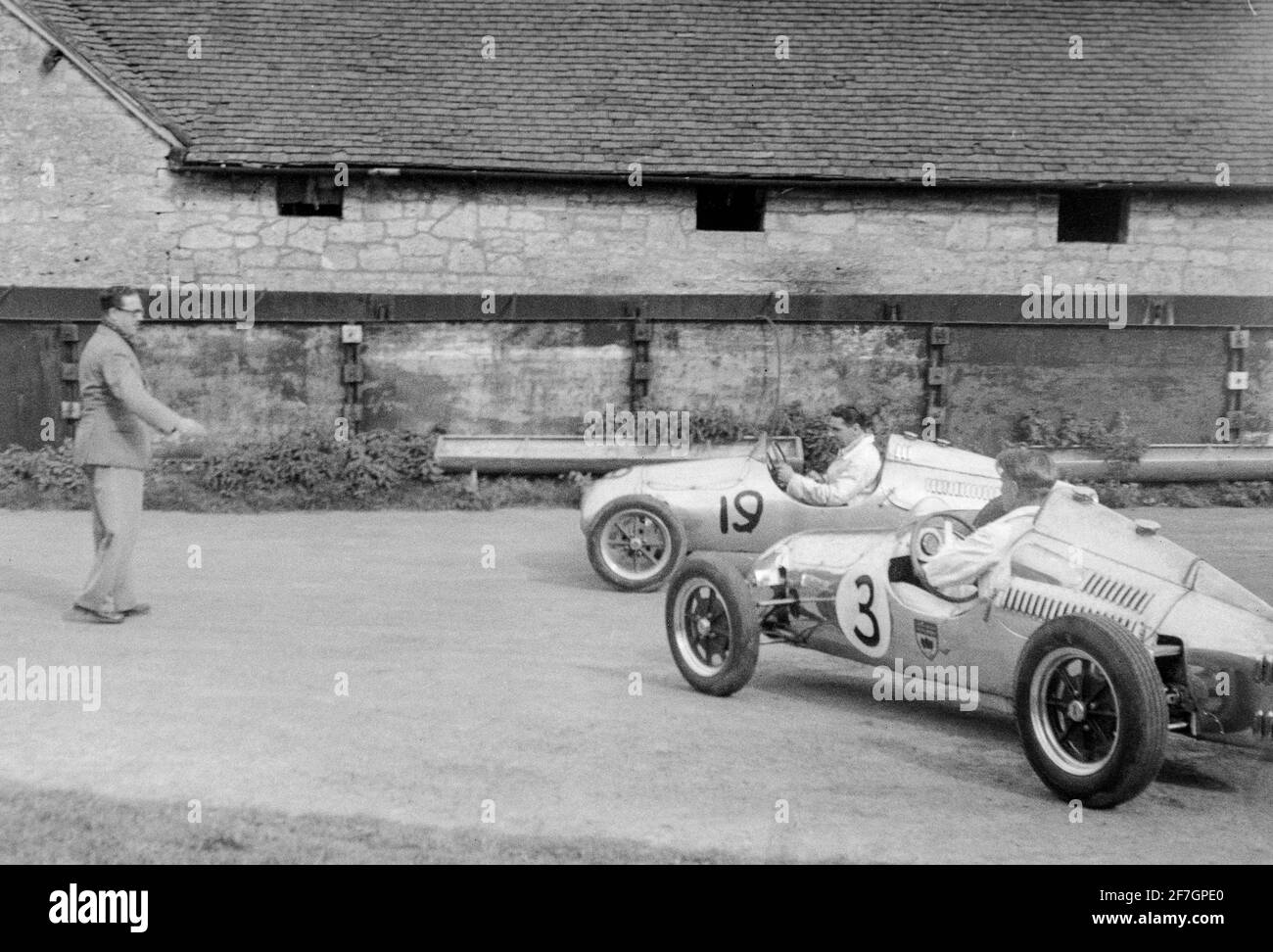 Vintage Schwarz-Weiß-Fotografie aufgenommen am 23. September 1950. Shelsley Walsh Hillclimb Rennbahn, England. Peter Collins fährt einen 497 ccm Cooper, Flugnummer 19, und Peter Collins fährt einen 499 ccm Cooper, Wagen Nummer 3. Stockfoto