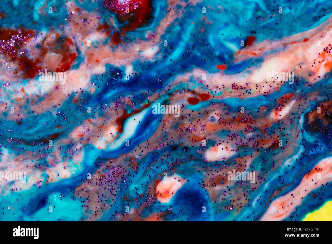 Der Hintergrund ist Acrylblau mit roten und rosafarbenen Flecken, die mit Funkeln bestreut sind. Farbenfrohe Marmorstruktur. Flüssiger Marmor. Kunstbild. Avant-gard Stockfoto