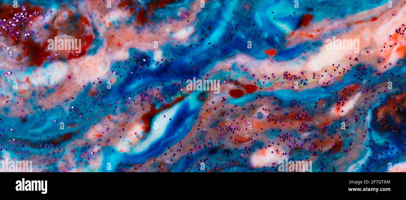 Horizontaler Banner Hintergrund Acryl blau mit roten und rosa Flecken mit Funkeln bestreut. Farbenfrohe Marmorstruktur. Flüssiger Marmor. Kunstbild. Stockfoto