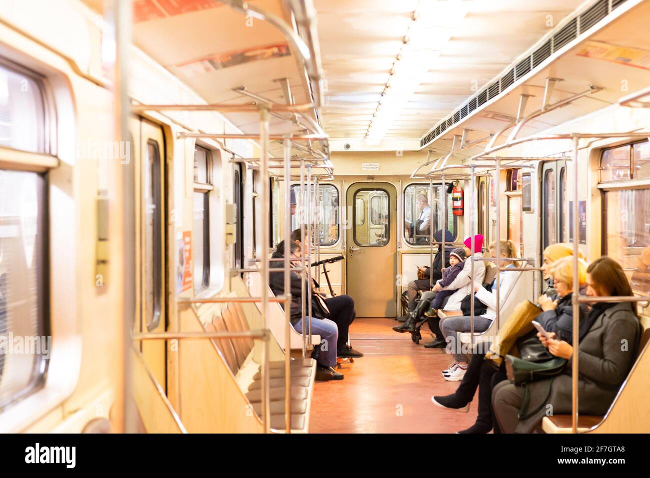 Moskau. Russland. Herbst 2019. Die Leute fahren in einem U-Bahn-Auto. Retro-Zug fährt auf der roten Linie in Moskau. Stockfoto