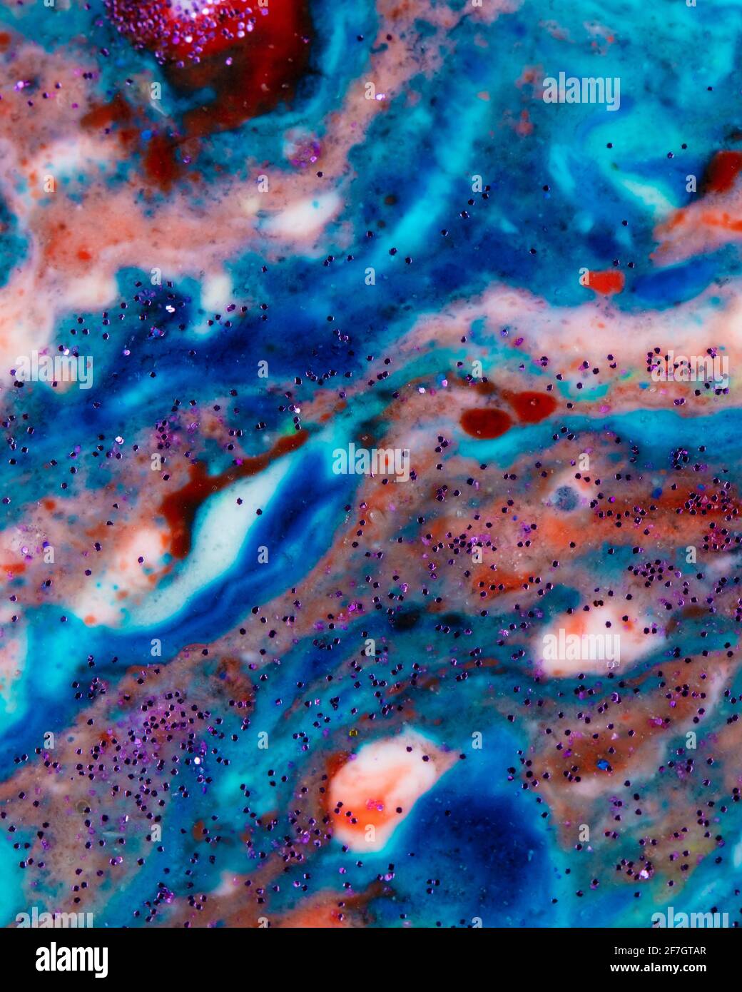 Vertikaler Hintergrund Acrylblau mit roten und rosa Flecken mit funkelnden Flecken bestreut. Farbenfrohe Marmorstruktur. Flüssiger Marmor. Kunstbild. Avant-ga Stockfoto