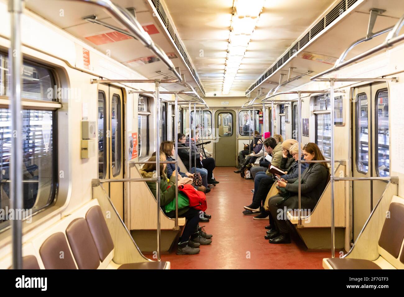 Moskau. Russland. Herbst 2019. Die Leute fahren in einem U-Bahn-Auto. Retro-Zug fährt auf der roten Linie in Moskau. Stockfoto