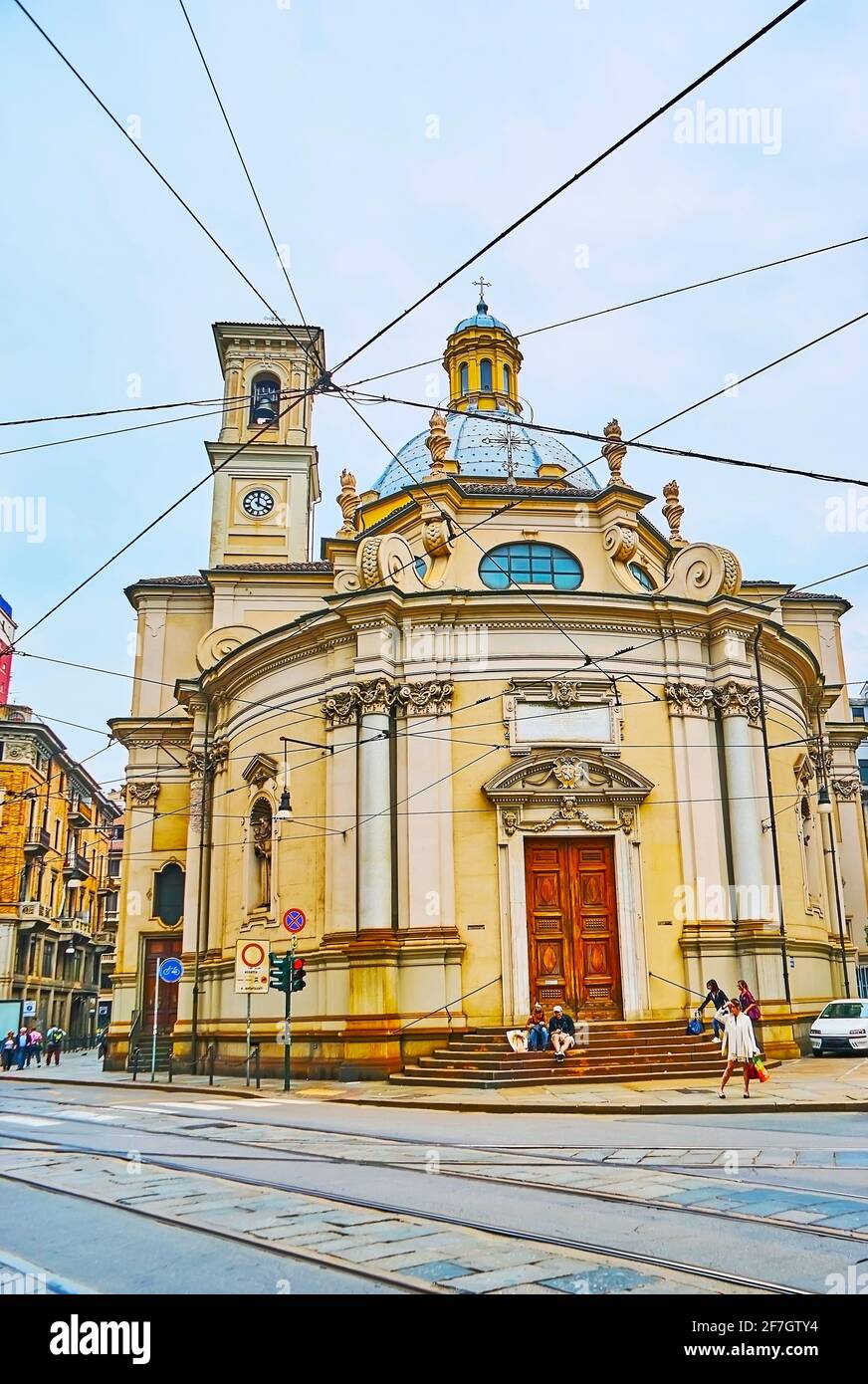 Die Fassade der St. Thomas (San Tommaso Apostolo) Kirche, eine der ältesten in Turin, mit szenischen Barockelementen umgebaut, Italien Stockfoto