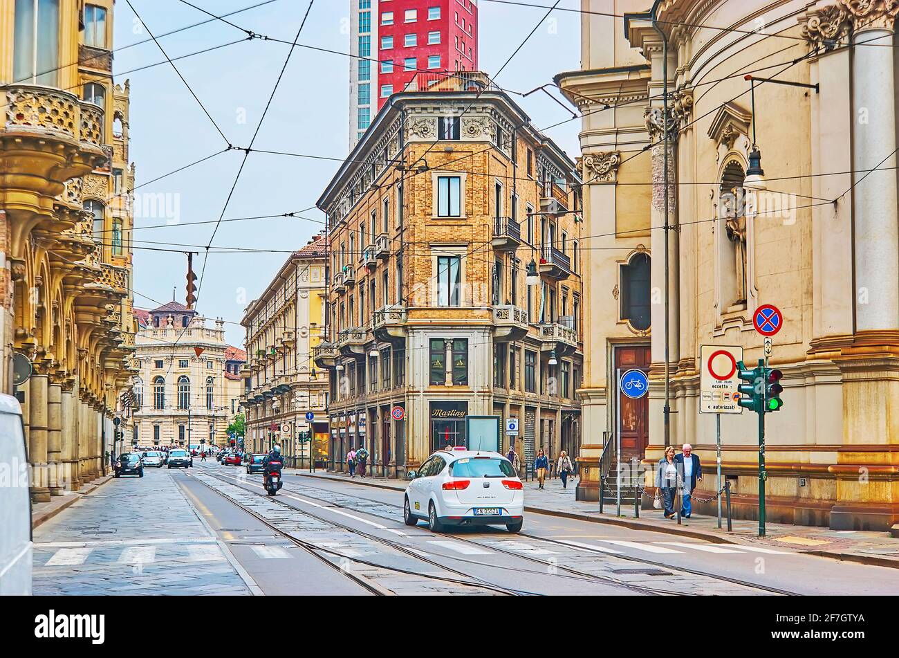 TURIN, ITALIEN - 9. Mai 2012: Die Via Pietro Micca befindet sich im Stadtzentrum und verfügt über viele historische Gebäude, die mit Stuckschnitzereien, Bric Stockfoto