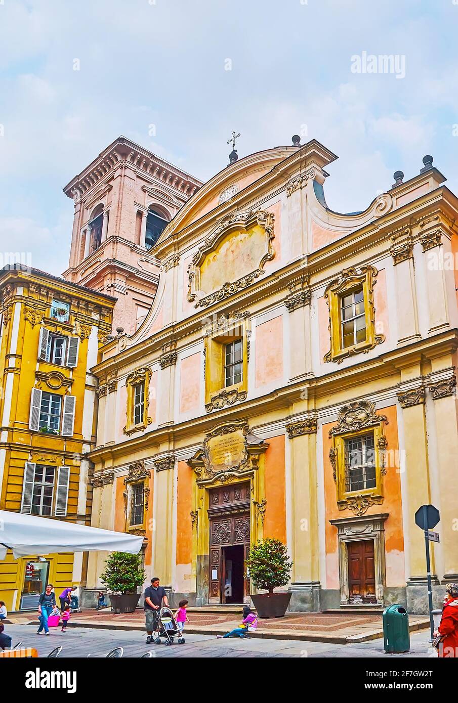 TURIN, ITALIEN - 9. Mai 2012: Die malerische Fassade der historischen Kirche San Dalmazzo (St. Dalmatius), die sich am 9. Mai in Turin in der Via Giuseppe Garibaldi befindet Stockfoto