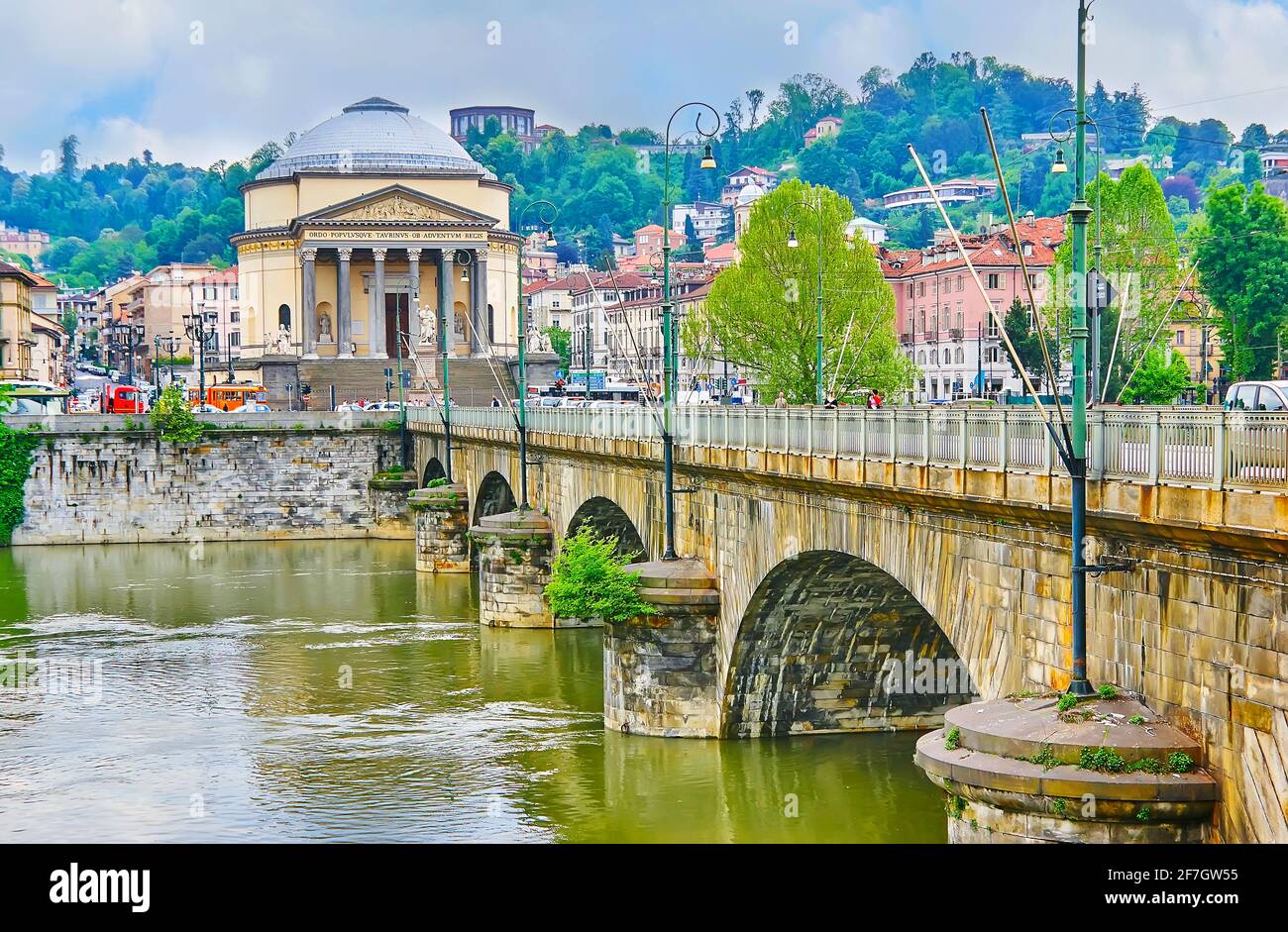 Der Blick auf die Brücke Vittorio Emanuele I über den Po und die Rotunda Gran Madre di Dio Kirche, gesehen am gegenüberliegenden Ufer, Turin, Italien Stockfoto