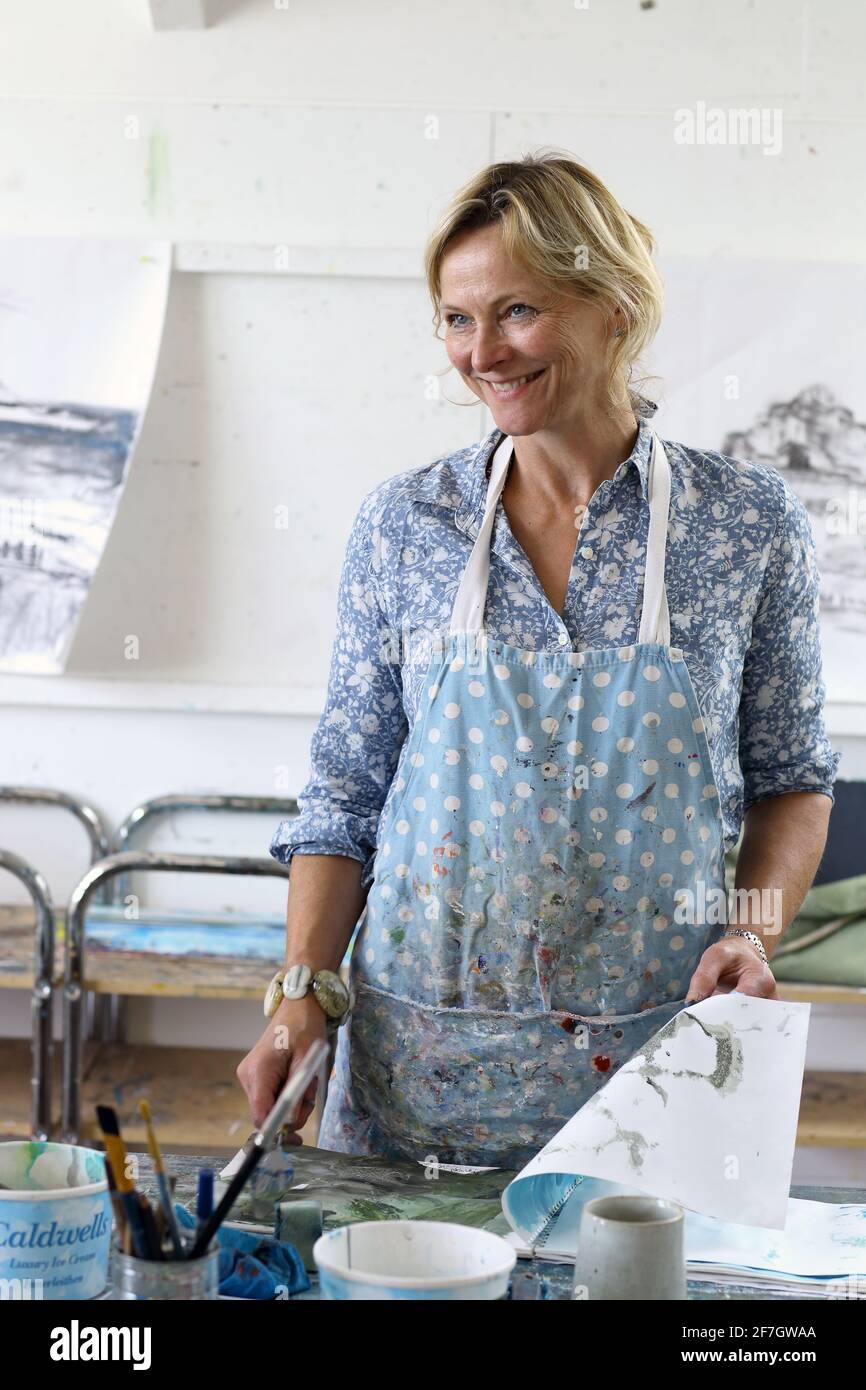 Lächelnde blonde reife Frau Gemälde Bild mit gemischten Ölfarben in der Kunstklasse St. Ives, Cornwall, England. Stockfoto