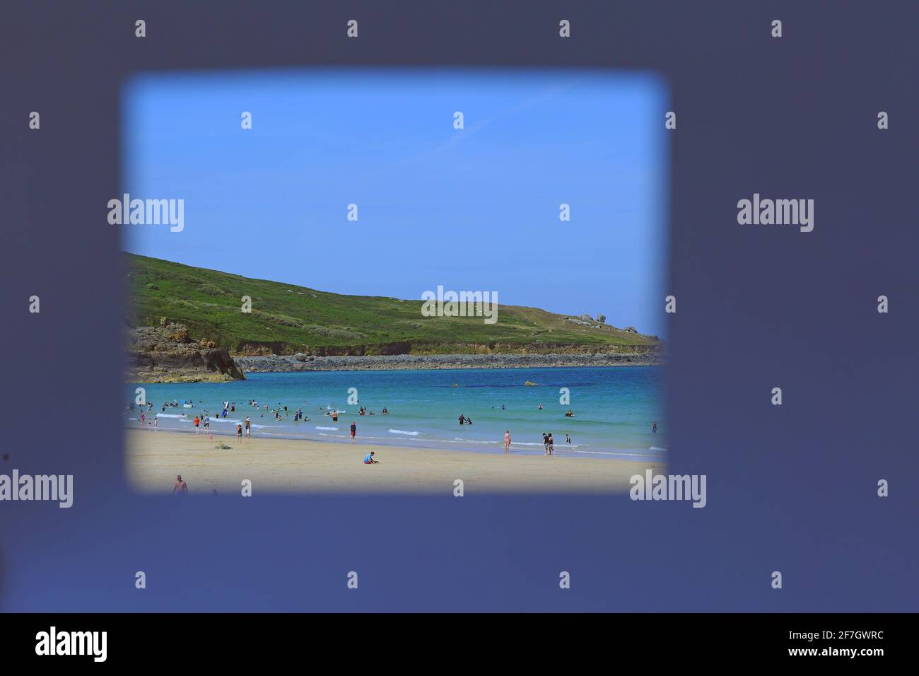 Blick auf das Meer durch Rahmen am Strand von St. Ives, Cornwall, England Stockfoto