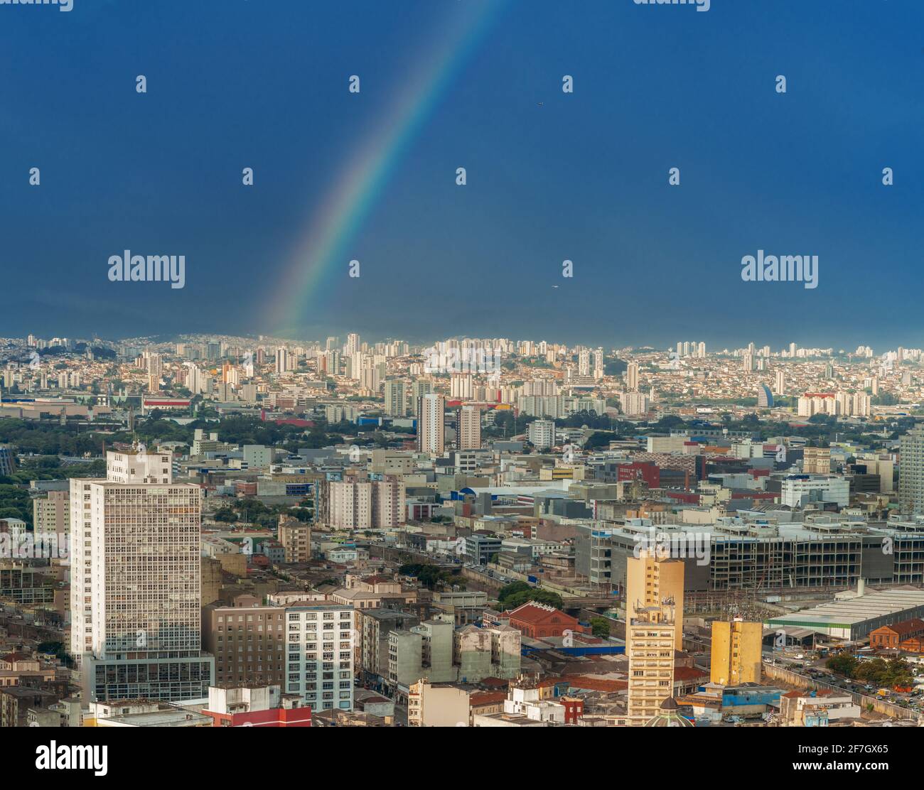 Regenbogen über Sao Paulo City - Sao Paulo, Brasilien Stockfoto