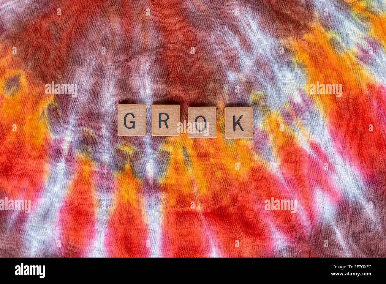 Bummer in Holzbuchstaben auf einem Hippie-Stil Burst-Muster Krawatte Farbstoff textilen Hintergrund buchstabiert. Februar 2021. Stockfoto
