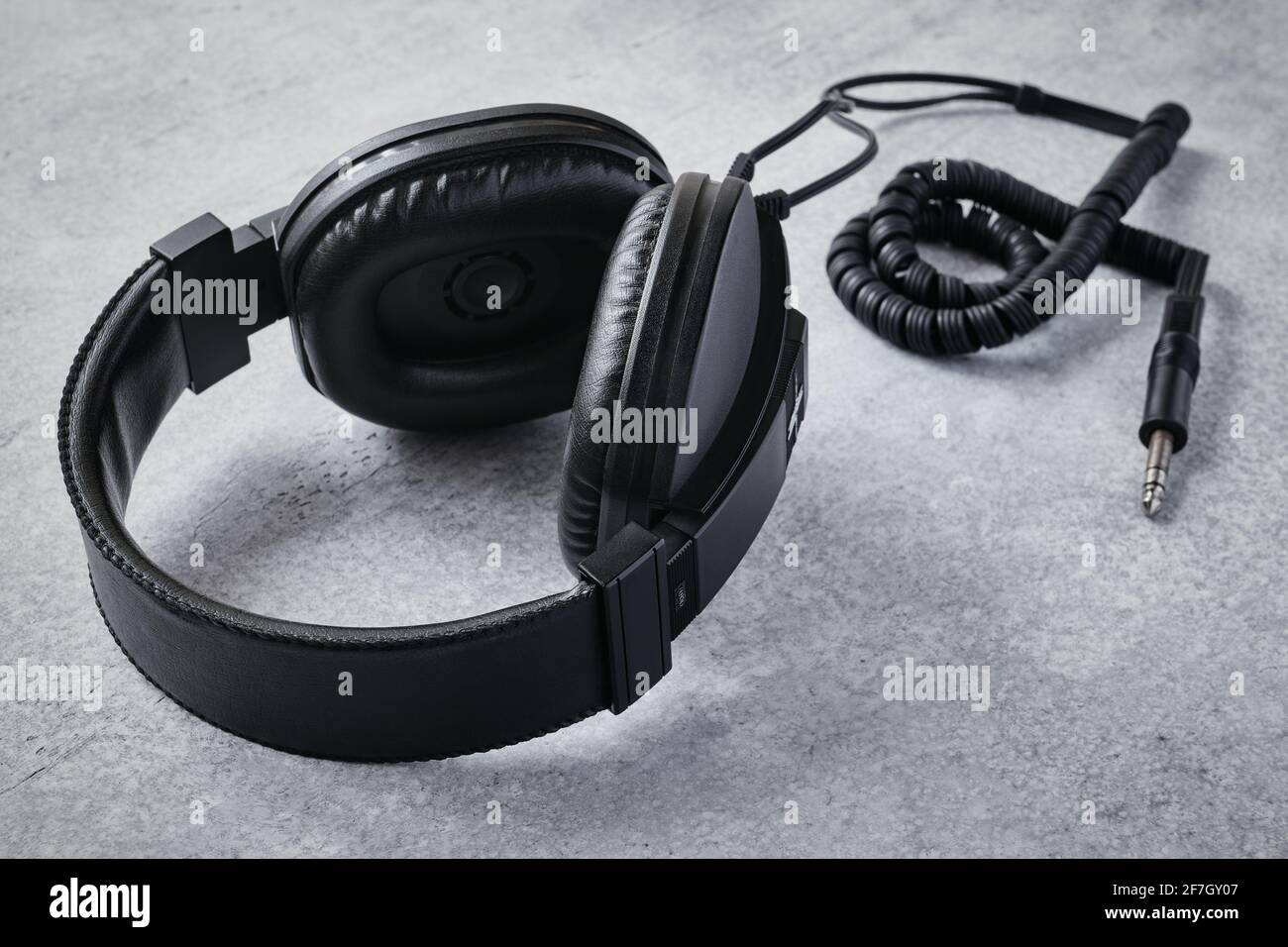 Professionelle Kopfhörer mit schwarzer Stereo-Qualität, Kopfmonitore für Musiker, Retro Stockfoto
