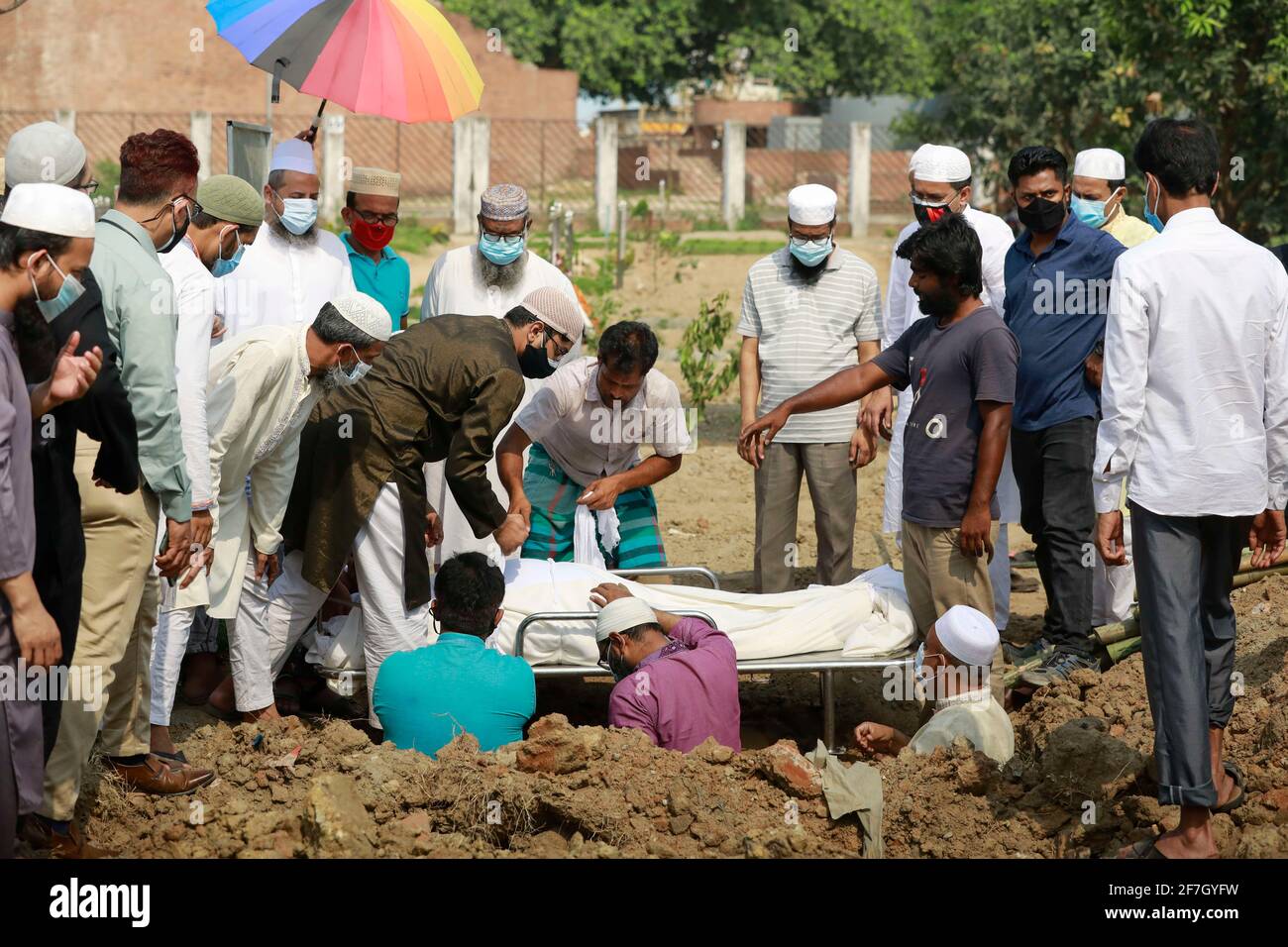 Dhaka, Bangladesch. April 2021. Verwandte tragen die Leiche eines Mannes, der am 7. April 2021 an COVID-19 für die Beerdigung auf einem Friedhof in Dhaka, Bangladesch, gestorben ist. Die Gesamtrate der Genesenen liegt heute bei 85.19 Prozent, während die Sterberate bei 1.43 Prozent liegt. Von den Menschen, die in den letzten 24 Stunden starben, waren 39 männlich und 23 weiblich. Von den bisherigen Gesamttodesfällen waren 7,082 Männer (74.97 Prozent) und 2,365 Frauen (25.03 Prozent). Alle der 63 Patienten starben in den 24 Stunden, atmeten ihr letztes in verschiedenen Krankenhäusern. Quelle: Suvra Kanti das/ZUMA Wire/Alamy Live News Stockfoto