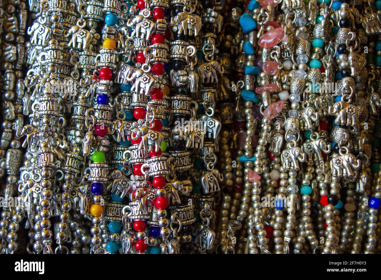 Eine Auswahl an Silberschmuck in Kostümen auf dem Zentralmarkt in Phnom Penh, Camboda Stockfoto