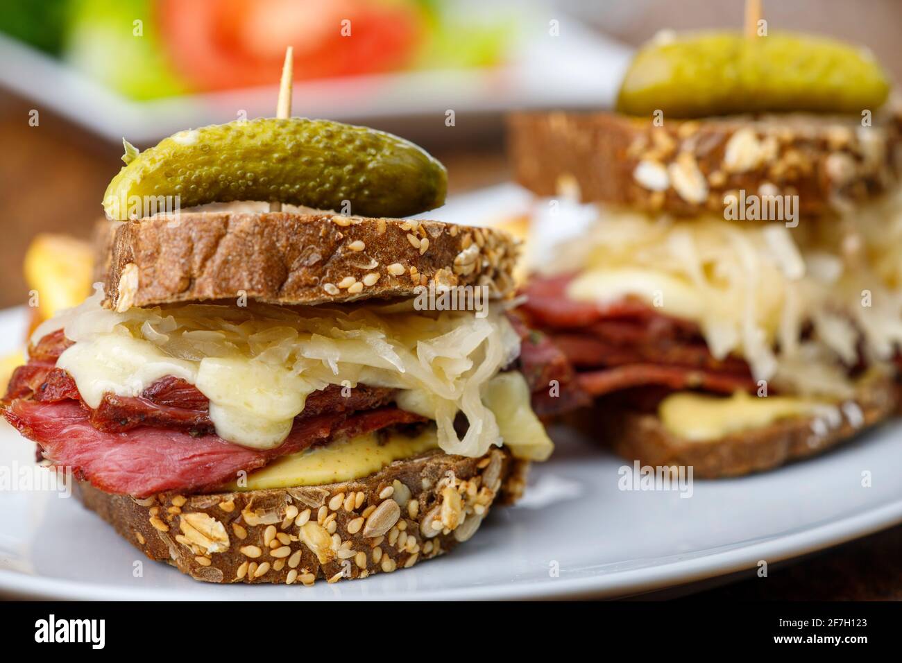 reuben Sandwich auf rustikalem Holz Stockfoto