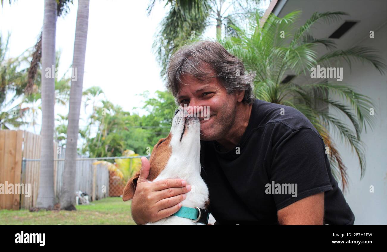 Mann und Hund mittleren Alters draußen Stockfoto