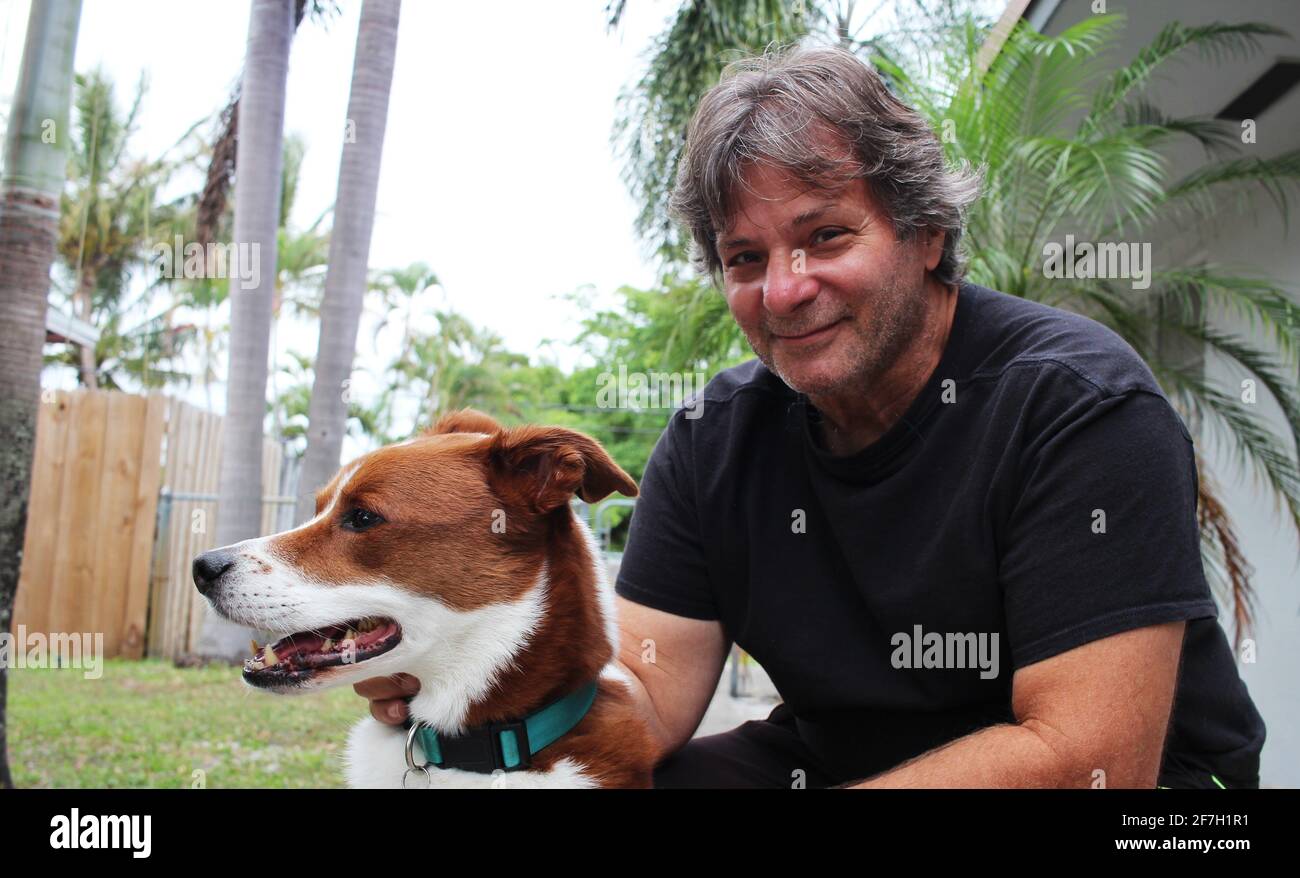 Mann und Hund mittleren Alters draußen Stockfoto