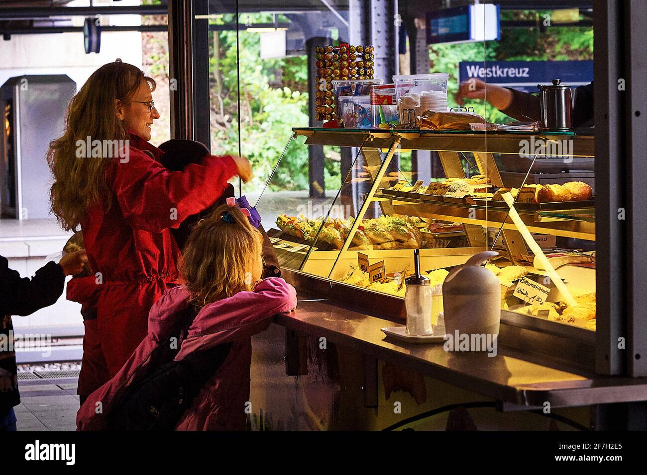 Mutter und Kinder bekommen Eis aus einem Eis Kaufen Stockfoto