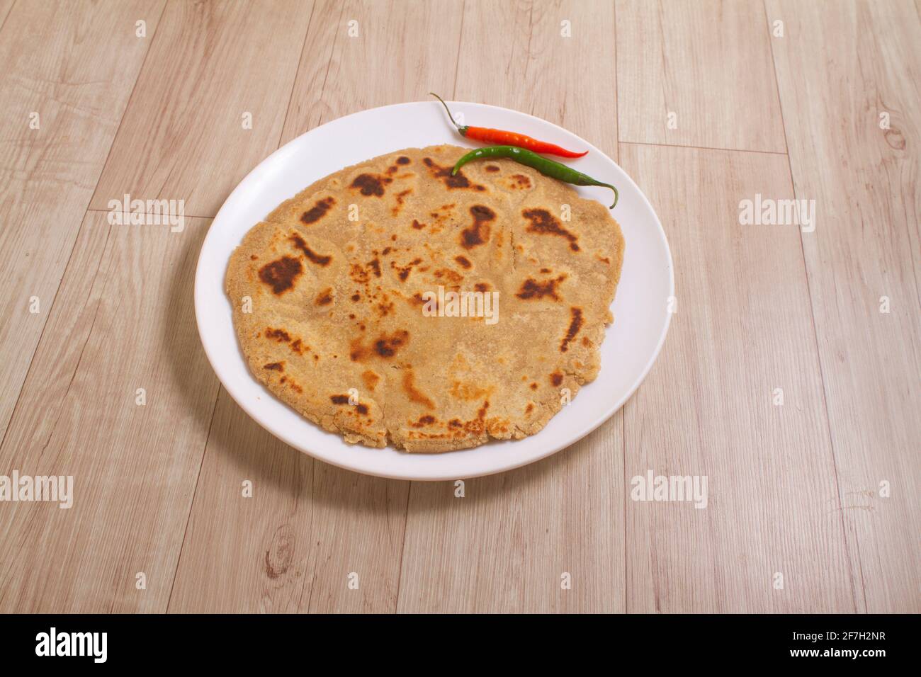 Bajra oder Jowar Roti oder indisches Brot, serviert Stock Foto. Stockfoto