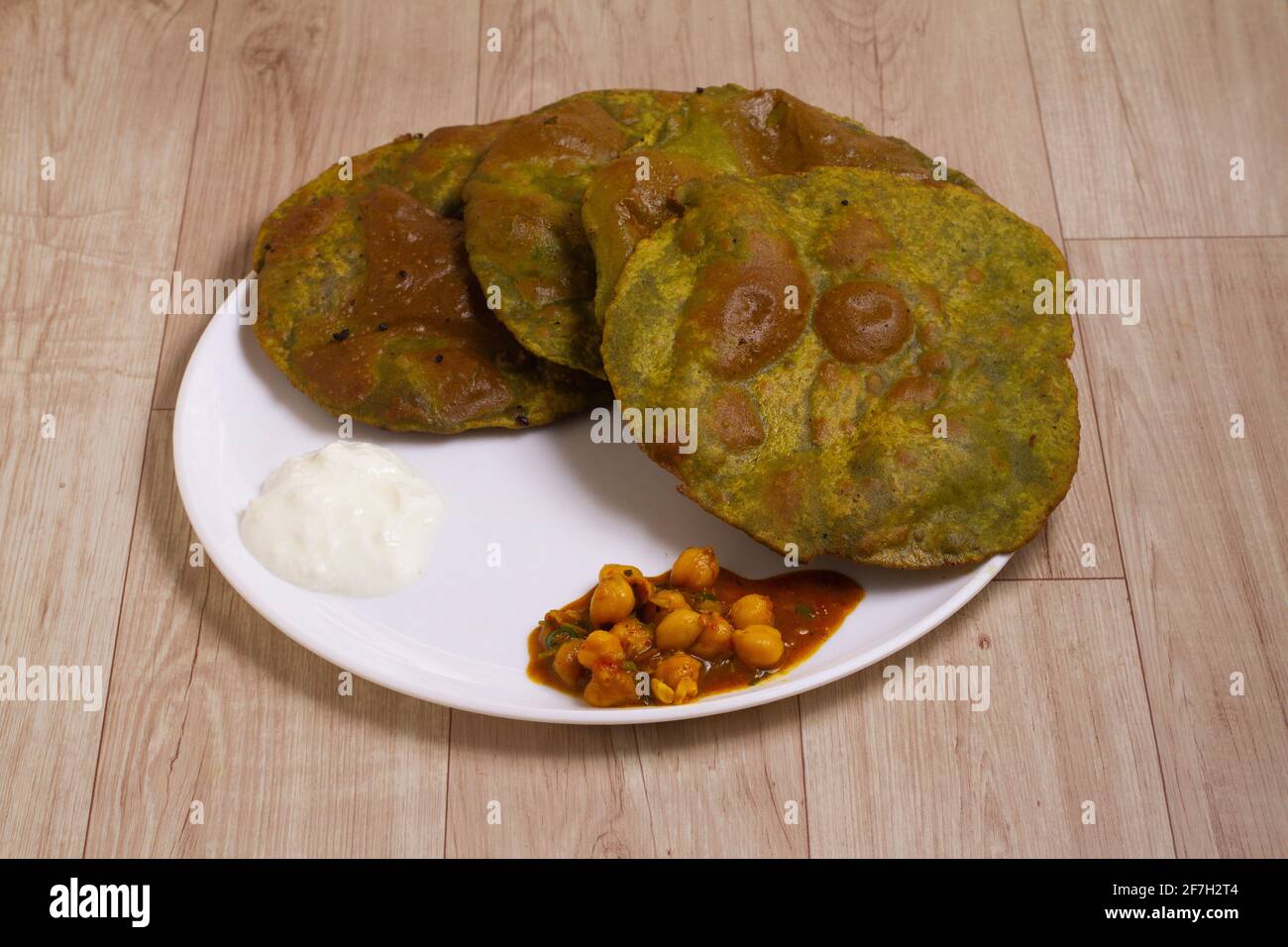 Palak Puri oder Spinat Poori, serviert indisches Frühstück, selektiver Fokus Stockfoto