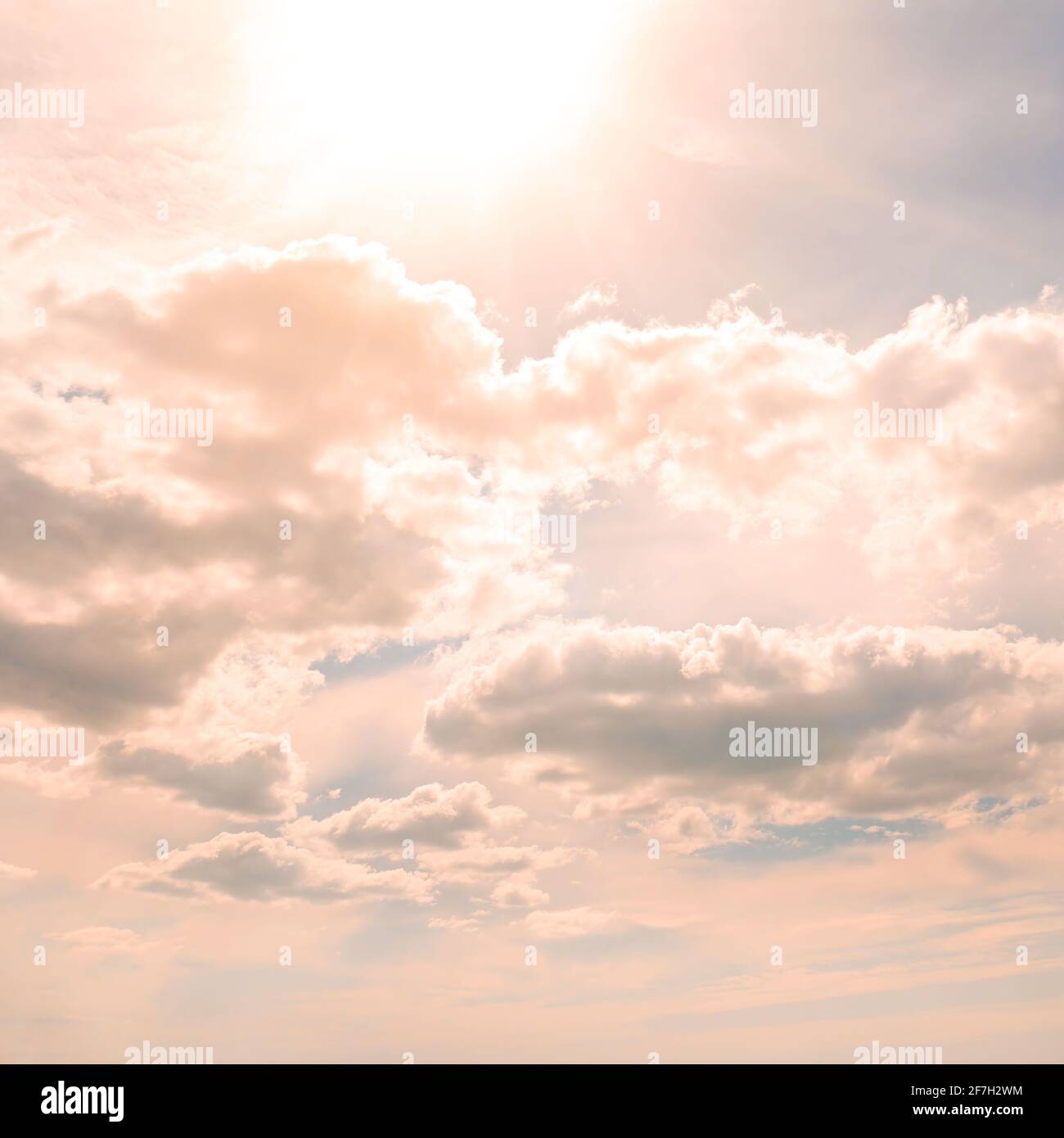 Sommersonne am Himmel mit weißen Wolken. Stockfoto