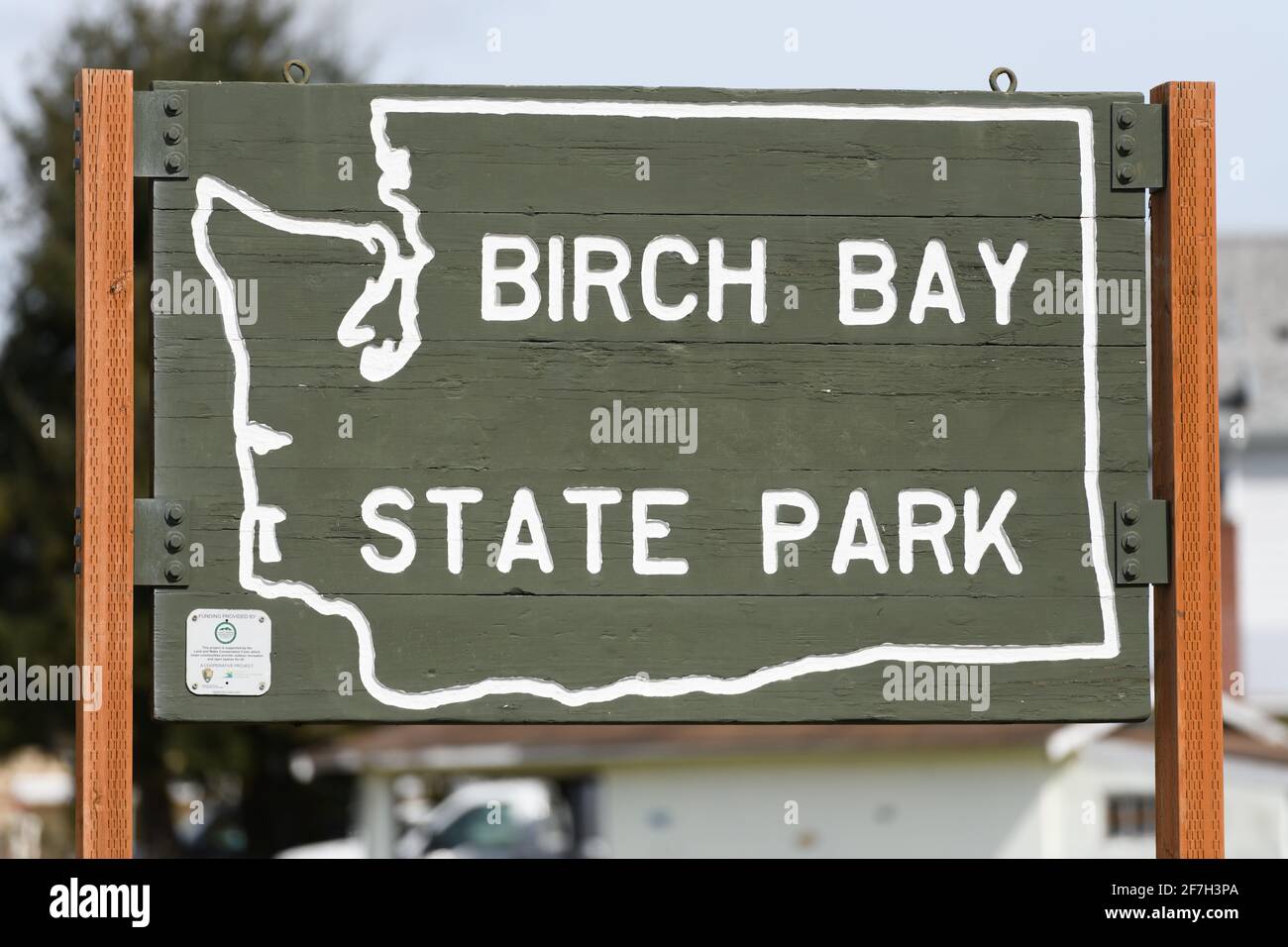Blaine, WA, USA - 06. April 2021; Schild Birch Bay State Park mit Umriss des Staates Washington Stockfoto