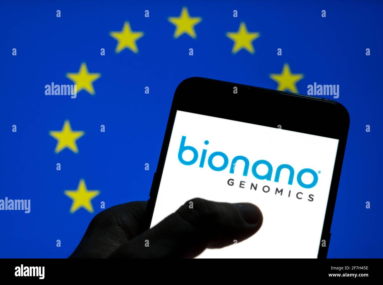 China. März 2021. In dieser Abbildung ist die Plattform zur Analyse der langen Segmente des genomischen DNA-Biotechnologie-Unternehmens Bionano Genomics-Logos auf einem Android-Bildschirm mit der Flagge der Europäischen Union (EU) im Hintergrund zu sehen. Quelle: Chukrut Budrul/SOPA Images/ZUMA Wire/Alamy Live News Stockfoto