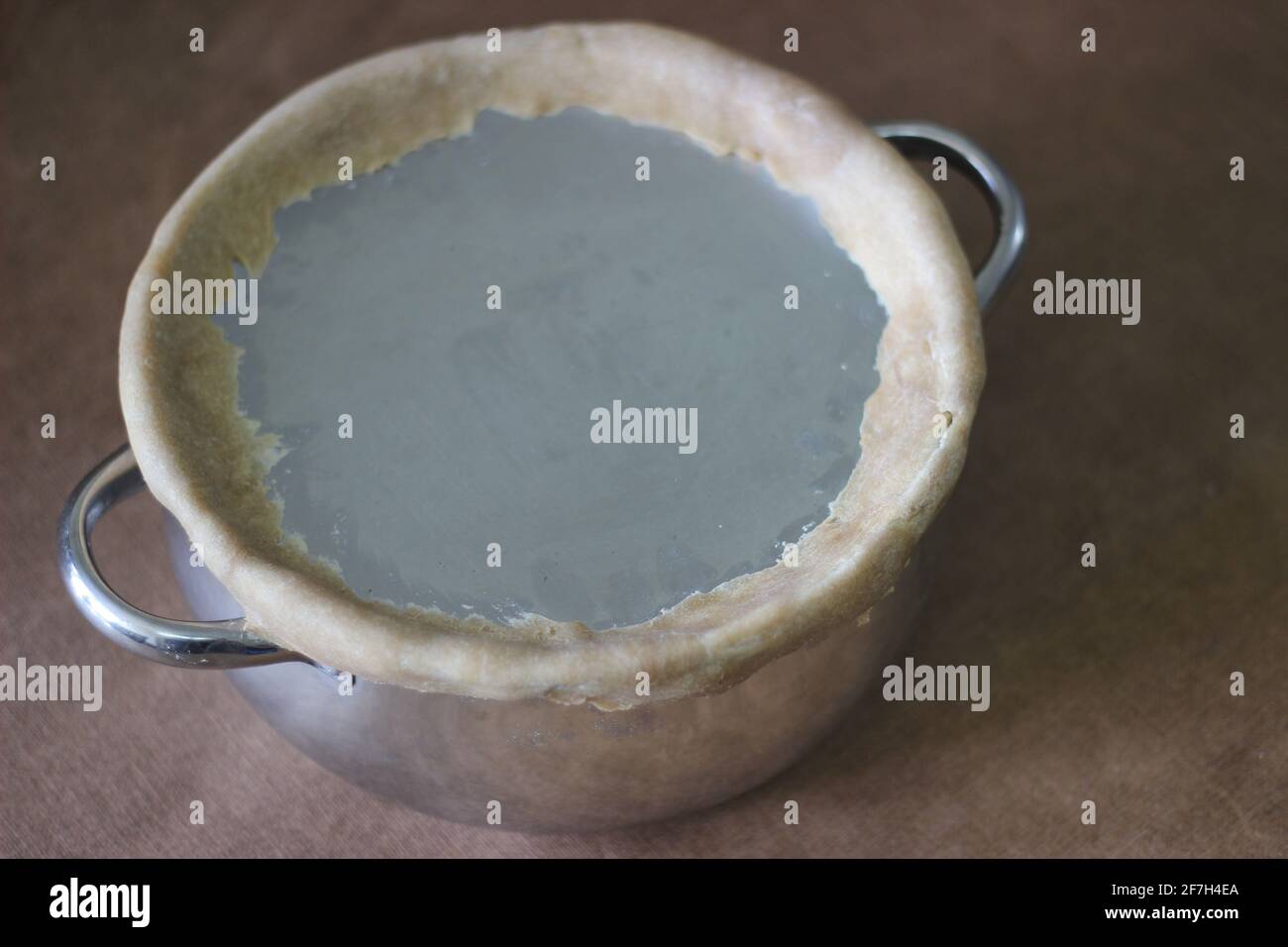 Topf mit versiegelten Kanten mit Mehlteig langsam kochen den Reis. Die Kanten sind versiegelt, um das Entweichen des Dampfes zu verhindern. Eine Methode zur Vorbereitung von Biriyani Stockfoto