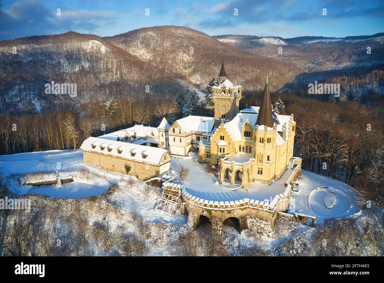 Luftaufnahme von Schloss Rothestein im Winter bei Bad Sooden-Allendorf im Werratal bei Sonnenuntergang Stockfoto