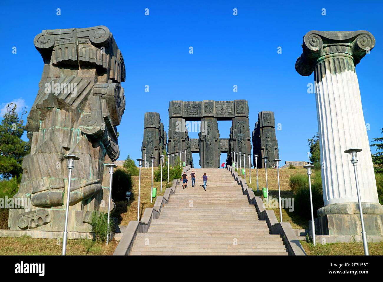 Gruppe von Besuchern Aufstieg zur Chronik von Georgien, einem bemerkenswerten massiven Denkmal in der Nähe von Tiflis, Hauptstadt von Georgien Stockfoto