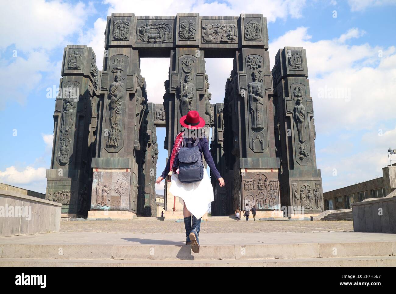 Besucherin beeindruckt von der Chronik von Georgien, einem gigantischem 16 Säulen Ca. 30 Meter Hohes Denkmal, Tiflis, Georgien Stockfoto