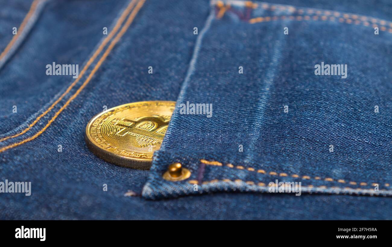 bitcoin-Münze in Jeans-Tasche, digitale Währung für Internet-Banking und internationale Netzzahlungen Stockfoto