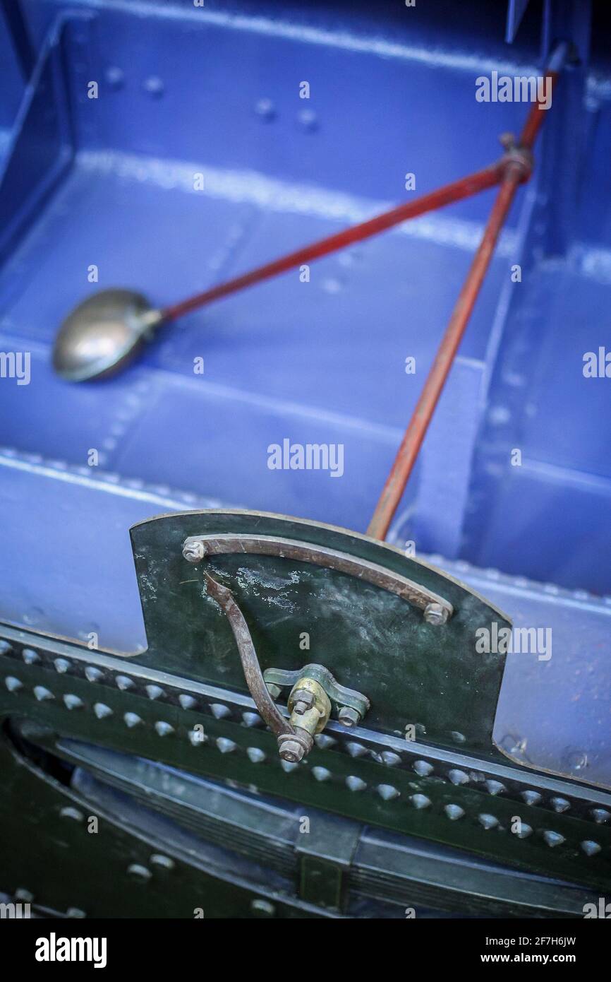 Durchschneiden der Ansicht eines Schwimmer- und Nadelmessers eines Tender-Dampflokomotive-Tanks mit Wasser. Detail des Mechanismus zur Anzeige der Wassermenge im Tank Stockfoto