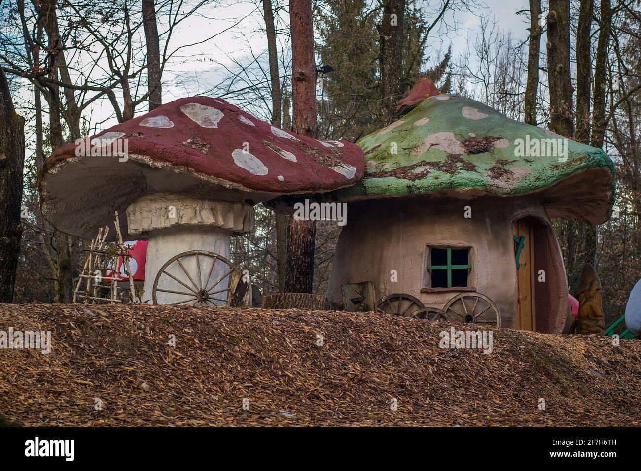Echte Pilzhäuser in einer ländlichen Umgebung. Pilzförmige Fantasie oder Spielhäuser für Kinder in einem verzauberten Wald. Rotes und grünes Dach mit weißen Punkten. Stockfoto