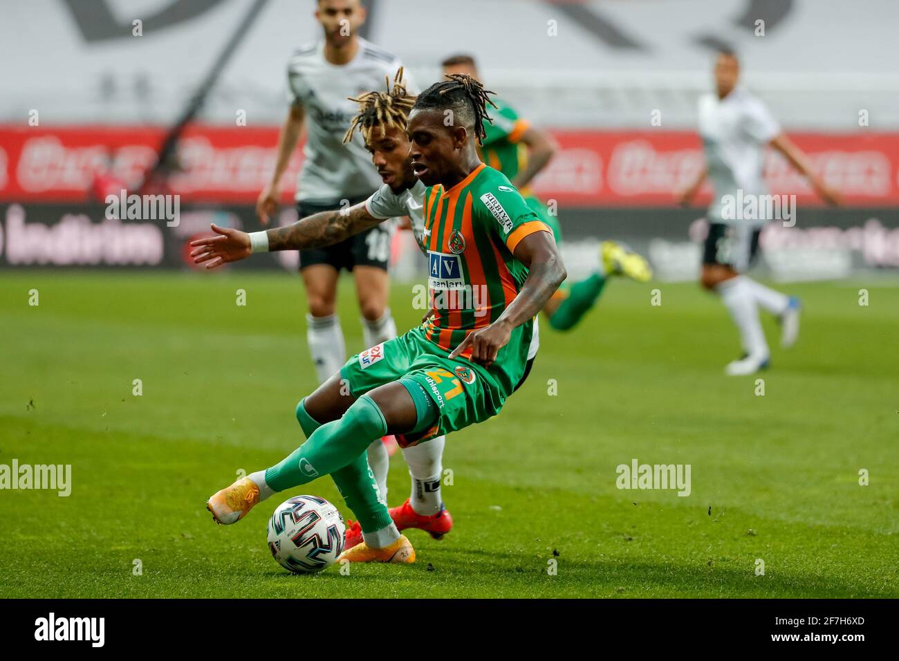 Istanbul Turkei 7 April Valentin Rosier Von Besiktas Und Francois Moubandje Von Alanyaspor Wahrend Des Super Lig Spiels Zwischen Kasimasa Und Besiktas Stockfotografie Alamy